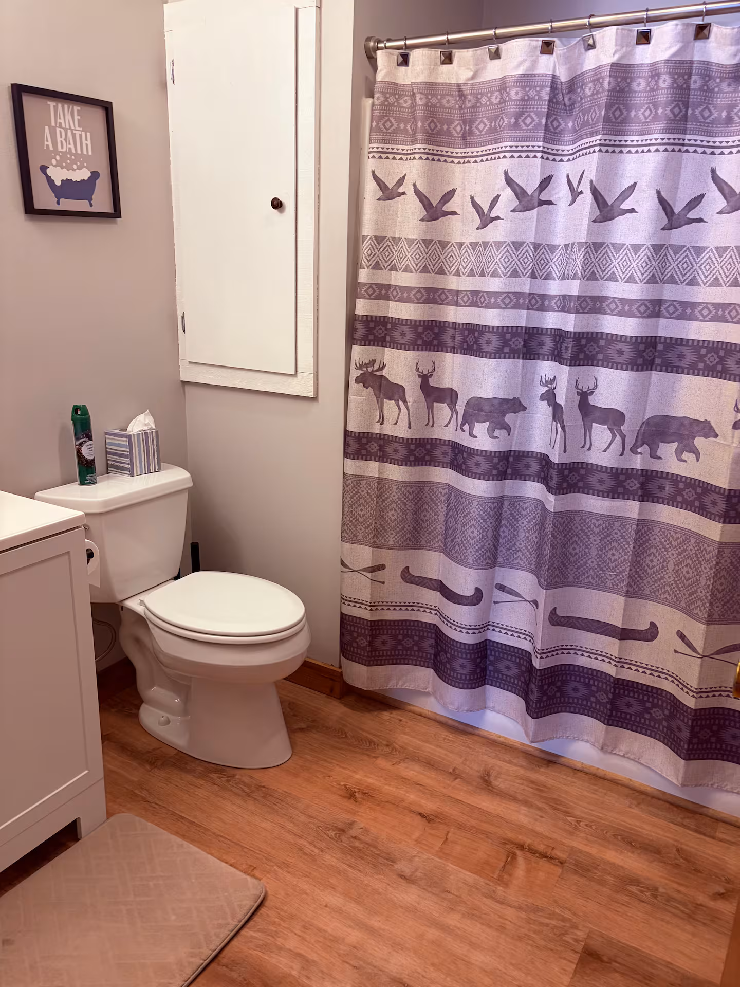 Full bathroom 1 at Clink's Cabin